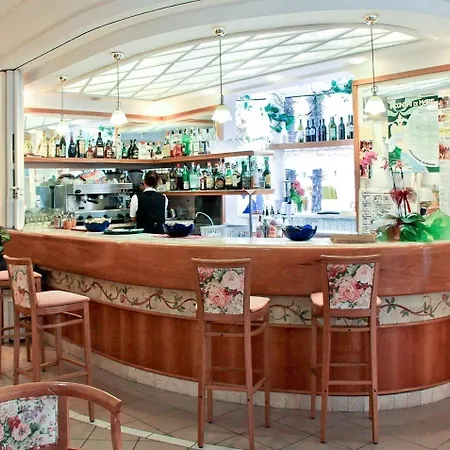 吉奥瓦内拉酒店 3*